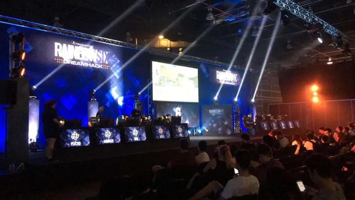 The main stage of DreamHack Valencia 2018, lit in blue, in front of the crowd