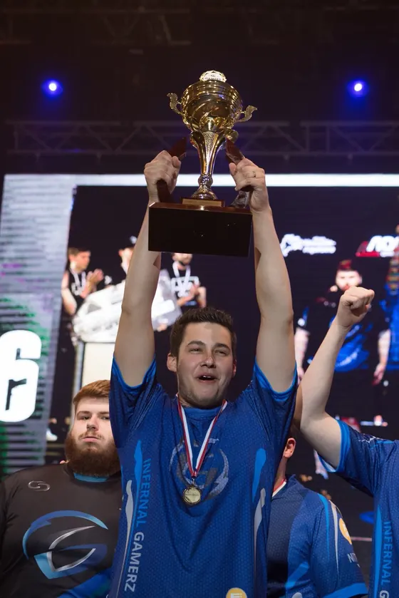 Jack Emery lifts the Gamers Assembly 2017 trophy on stage, in an Infernal Gamerz jersey